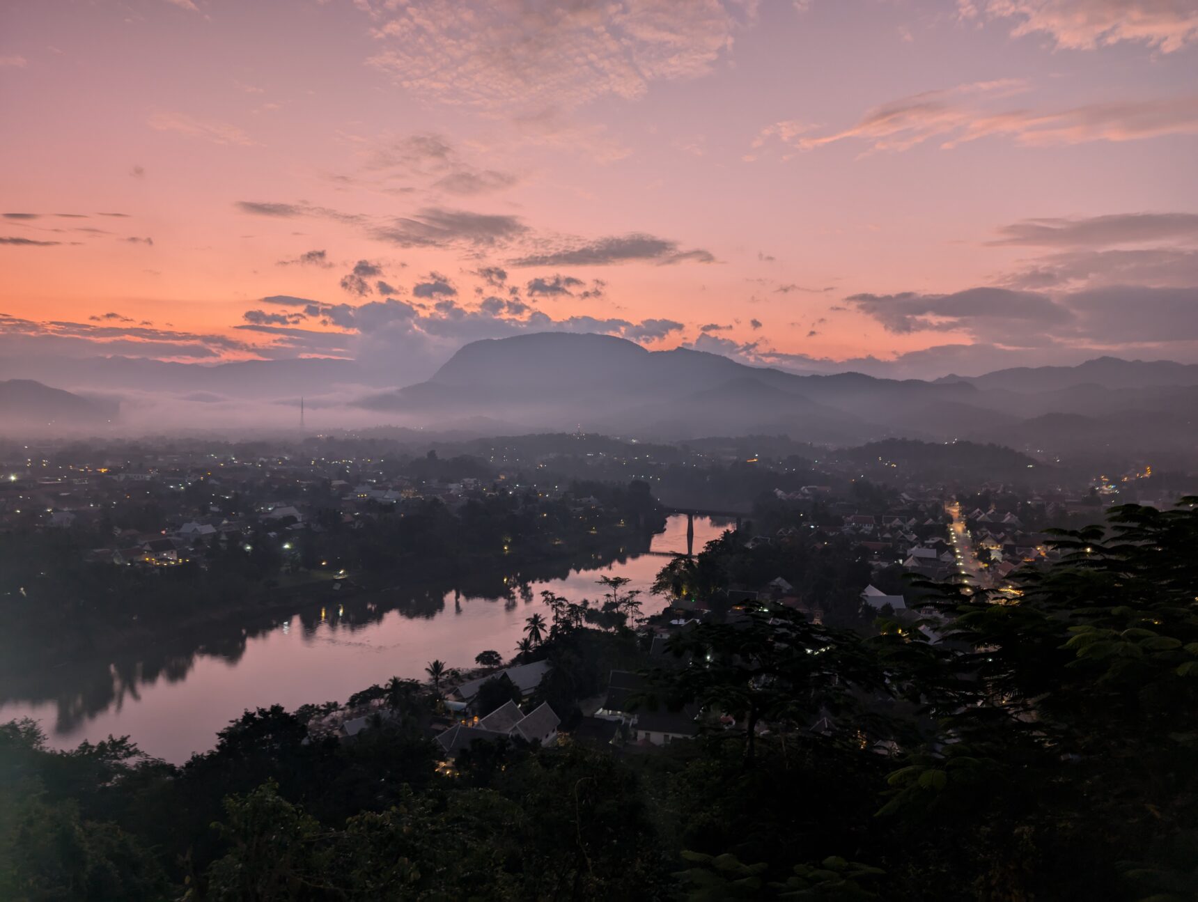 ルアンパバーン】プーシーの丘の行き方と入場料は？夕日と朝日の時間と